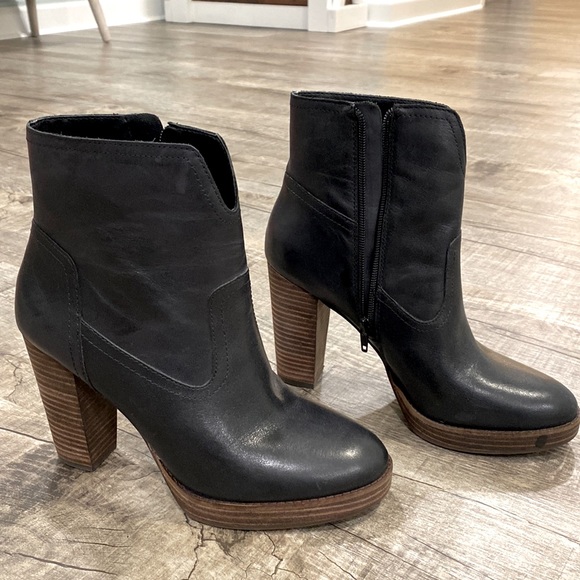 Lucky Brand Shoes - LIKE NEW!! Lucky Brand Queys Black Leather Zip Platform Boots